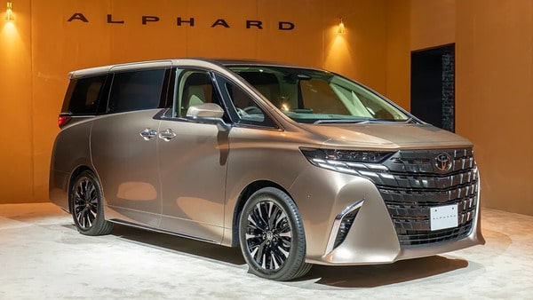 Toyota Alphard tại Việt Nam được mệnh danh là "chuyên cơ mặt đất” và  thu hút sự chú ý của giới thượng lưu