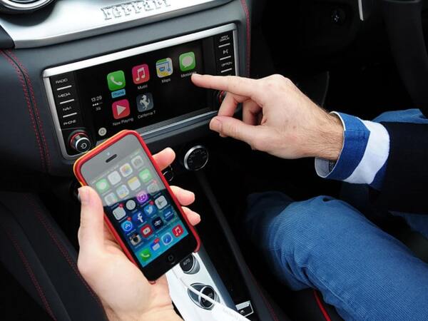 Apple CarPlay hỗ trợ điều khiển giọng nói qua trợ lý ảo Siri