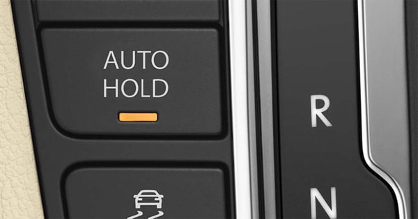 Auto Hold giúp giữ phanh tự động khi xe dừng mà không cần tài xế đạp phanh hoặc kéo phanh tay