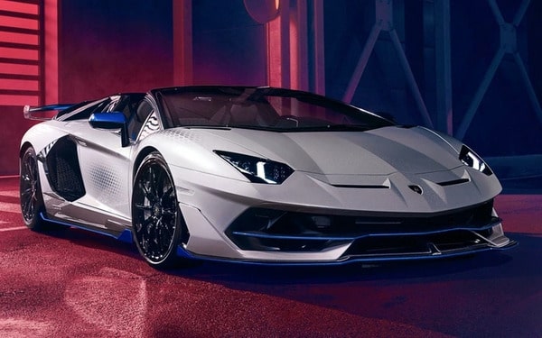 Lamborghini Aventador nổi bật với những đường nét sắc sảo và khối động cơ mạnh mẽ