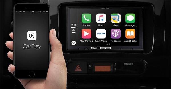 Với Apple Carplay, bạn sẽ rảnh tay sử dụng các tiện ích trên điện thoại mà không cần thao tác nhiều