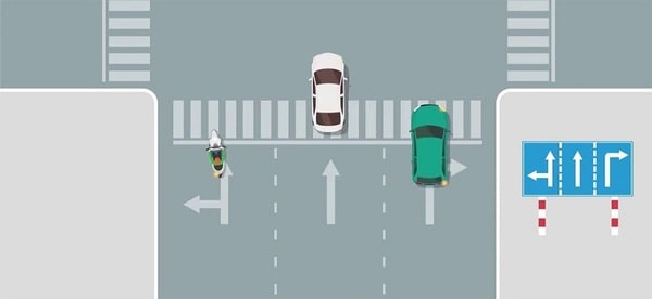 Xe ô tô vi phạm lỗi không tuân thủ vạch kẻ đường