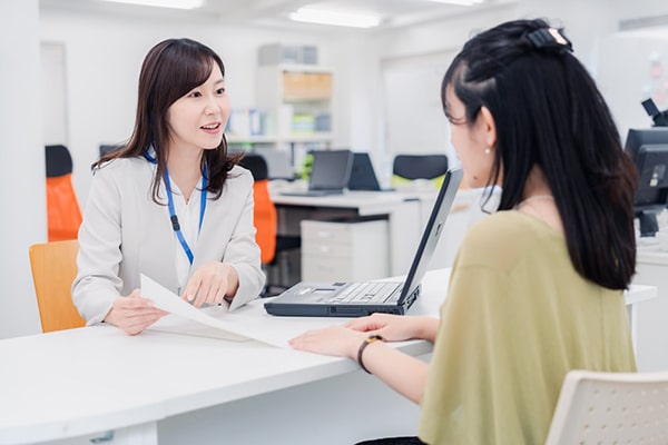 Hướng dẫn chi tiết tra cứu hợp đồng bảo hiểm để quản lý quyền lợi và tình trạng bảo hiểm 3 Tra cứu hợp đồng bảo hiểm tại quầy
